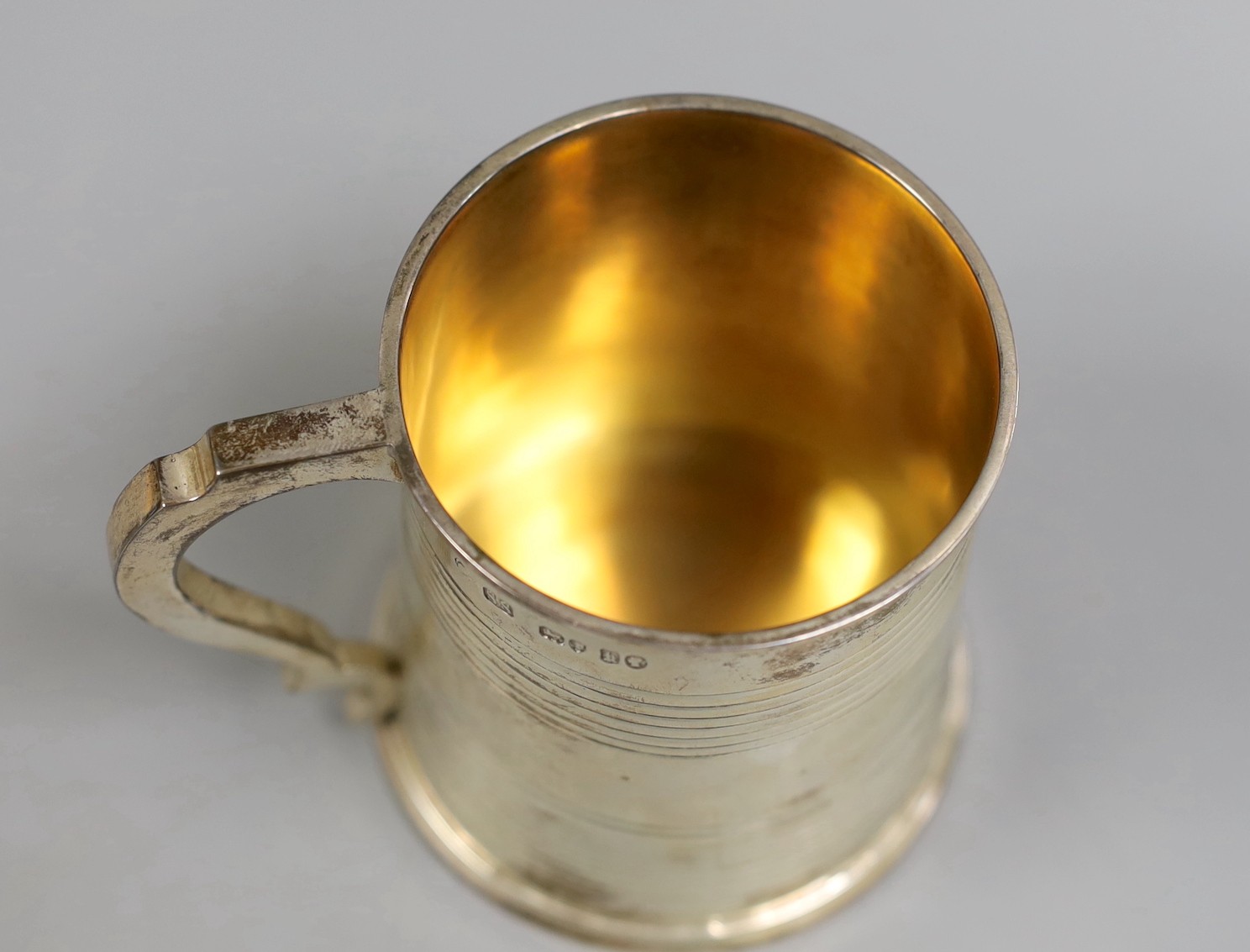 A Victorian reeded silver mug, Goldsmiths Alliance, London, 1865, 97mm, 9.1oz.